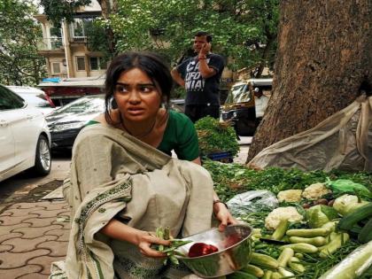 adah sharma latest photos selling vegetables on footpath | OMG!! विद्युत जामवालच्या हिरोईनची ही काय अवस्था? फोटो पाहून चाहत्यांना बसला धक्का