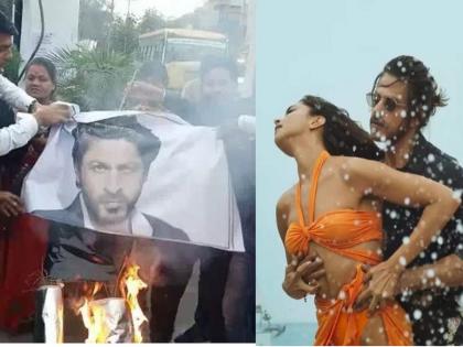 MP: Protest In Indore For Ban On Deepika Padukone Shah Rukh Khan Pathaan Effigies Burnt | Pathaan : ‘बेशरम रंग’वरून 'बेरंग'; शाहरुख-दीपिकाचे पोस्टर जाळून निषेध, भाजपा नेतेही घुश्श्यात