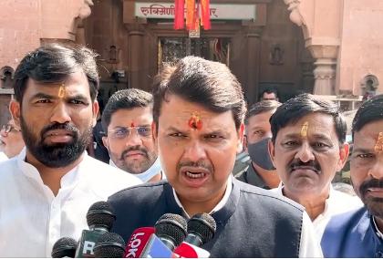 State Government insensitive to demands of ST employees; Devendra Fadnavis | एसटी कर्मचार्‍यांच्या मागण्यांबाबत राज्य सरकार असंवेदनशील; देवेंद्र फडणवीस