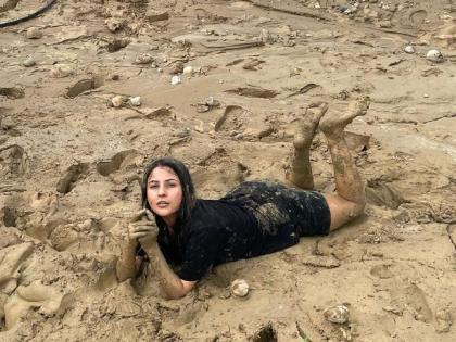 PHOTOS : चिखलात लोळली शहनाज गिल, दिल्या एकापेक्षा एक हटके पोझ