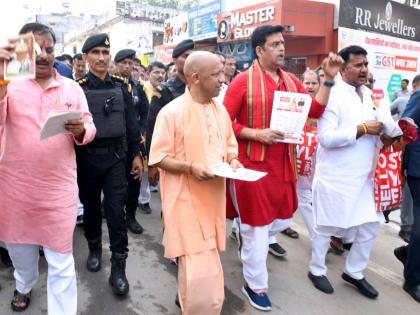 Give the benefit of reduced GST rates to consumers CM Yogi calls for dialogue with traders and consumers | 'कमी झालेल्या जीएसटी दरांचा लाभ ग्राहकांना द्या'; मुख्यमंत्री योगींनी साधला व्यापारी आणि ग्राहकांशी संवाद