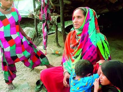 We'll stop here, but get a two-time food! The pain of 26 family in Uttar Pradesh | आम्ही येथेच थांबतो, पण दोन वेळच्या पोटाची सोय करा!  उत्तर प्रदेशातील २६ कुटुंबीयांच्या वेदना