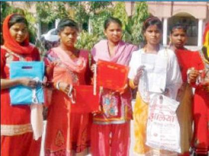 iron anklet and toe ring gifted to newly wed brides | मुख्यमंत्री सामूहिक विवाह सोहळ्यात नववधूंची फसवणूक, चांदीच्या जागी लोखंडाच्या दागिनांचं वाटप