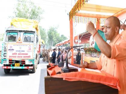 Helping hand to affected states; UP Chief Minister Yogi Adityanath sent aid to Himachal, Uttarakhand and Punjab | बाधित राज्यांना मदतीचा हात; मुख्यमंत्री योगी आदित्यनाथांनी पाठवली हिमाचल, उत्तराखंड आणि पंजाबला मदत Helping hand to affected states; UP Chief Minister Yogi Adityanath sent aid to Himachal, Uttarakhand and Punjab | बाधित राज्यांना मदतीचा हात; मुख्यमंत्री योगी आदित्यनाथांनी पाठवली हिमाचल, उत्तराखंड आणि पंजाबला मदत