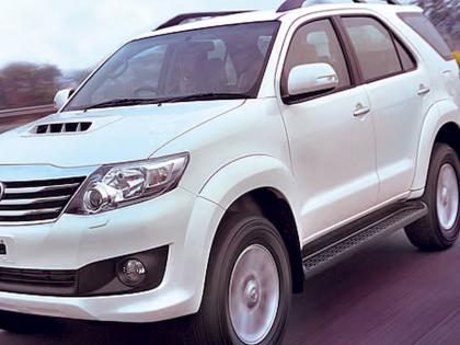 Uttar pradesh Two men took a Fortuner and fled on the pretext of a test drive, threw the employee who was accompanying them out of the moving vehicle | टेस्ट ड्राइव्हच्या बहाण्याने दोन जण फॉर्च्यूनर घेऊन पळाले, सोबत गेलेल्या कर्मचाऱ्याला चालत्या गाडीतून फेकलं अन्... Uttar pradesh Two men took a Fortuner and fled on the pretext of a test drive, threw the employee who was accompanying them out of the moving vehicle | टेस्ट ड्राइव्हच्या बहाण्याने दोन जण फॉर्च्यूनर घेऊन पळाले, सोबत गेलेल्या कर्मचाऱ्याला चालत्या गाडीतून फेकलं अन्...