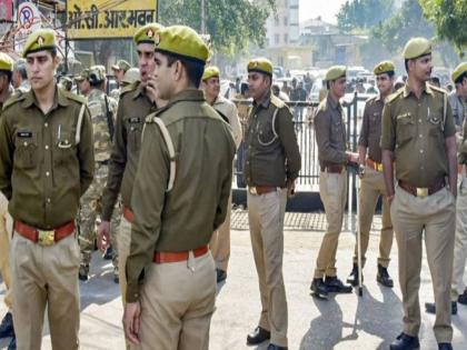 UP Crime Husband found dead in house after watching wife obscene video | "त्याने माझा व्हिडीओ पतीला पाठवला अन् त्याला संपवलं"; महिलेचा गंभीर आरोप, मैत्री करुन ओढलं जाळ्यात UP Crime Husband found dead in house after watching wife obscene video | "त्याने माझा व्हिडीओ पतीला पाठवला अन् त्याला संपवलं"; महिलेचा गंभीर आरोप, मैत्री करुन ओढलं जाळ्यात