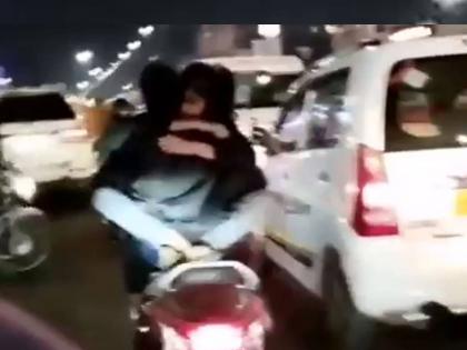 lucknow love couple-romance video on oving scooty viral in lucknow | धक्कादायक! अश्लीलतेची सीमा ओलांडली, बाईकवरच तरुण-तरुणीचा रोमान्स; व्हिडीओ व्हायरल