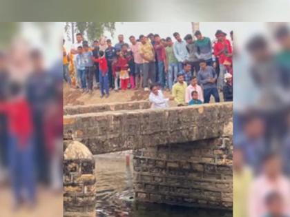 Big accident in UP after Gujarat bridge collapsed during Chhath Puja many people fell into the river | गुजरातपाठोपाठ यूपीतही मोठी दुर्घटना, छठपूजेदरम्यान पूल कोसळला, अनेकजण नदीत पडले