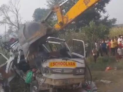 Terrible collision between school van and college bus; 4 including 3 students died on the spot, 16 injured | स्कूल व्हॅन आणि कॉलेज बसची भीषण धडक; 3 विद्यार्थ्यांसह चौघांचा जागीच मृत्यू, 16 जखमी