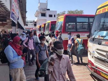 Coronavirus: During the lockdown, the buses started at midnight, transported the citizens to their village in uttar pradesh yogi sarkar | Coronavirus: लॉकडाऊन काळात मध्यरात्रीतच बस सुरू, पायी जाणाऱ्यांना पोहोचवलं त्यांच्या गावी