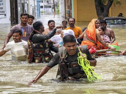 11 districts in UP under flood; 20 dead, floods in 13 districts of Bihar | यूपीत ११ जिल्ह्यांना पुराचा वेढा; २० लोकांचा मृत्यू, बिहारच्या १३ जिल्ह्यांमध्ये पूरस्थिती