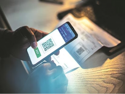 Mobile is making wallets of smart customers cashless; However, the number of ATMs increased | मोबाइलमुळे स्मार्ट ग्राहकांचे पाकीट होतेय कॅशलेश; तरीही वाढली एटीएमची संख्या