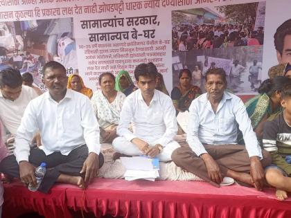 Rehabilitate the affected .Affected people along with vigilant citizens go on hunger strike in front of the municipal headquarters | बाधीत झालेल्यांचे पुनर्वसन करा; दक्ष नागरीकासह बाधीतांचे महापालिका मुख्यालयासमोर उपोषण