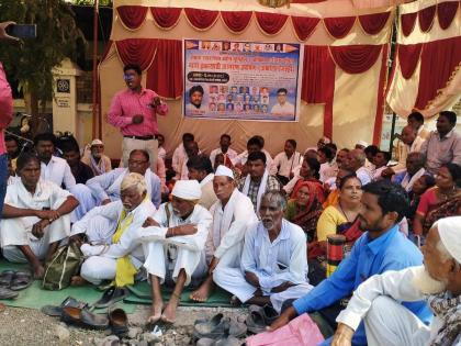 Regulate agricultural encroachment on Gairana Indefinite hunger strike of Samata Sangathan in front of Collector's Office | गायरानावरील शेतीचे अतिक्रमण नियमाकूल करा; समता संघटनेचे जिल्हाधिकारी कार्यालयासमोर बेमुदत उपोषण  