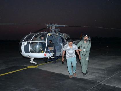 Three fishermen were safely released on board by helicopter; The remaining two sailors were successfully released at Daman | हेलिकॉप्टरद्वारे तीन मच्छीमारांना बोर्डीत सुरक्षित सोडले; उर्वरित दोन खलाशांना दमण येथे सोडण्यात यश