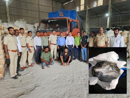 Raigad: Chasing and seizing capiz shells worth crores, exciting action by forest department | Raigad: पाठलाग करून कोट्यवधींचे कॅपिझ शंख (शेल) जप्त, वनविभागाची थरारक कारवाई 