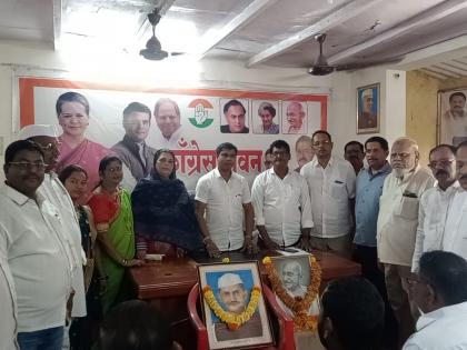 on the occasion of mahatma gandhi shastri jayanti uran congress felicitated 25 sanitation workers sanitation workers | महात्मा गांधी, शास्त्री जयंतीचे औचित्य साधत उरण काँग्रेसतर्फे २५ सफाई कर्मचारी, स्वच्छतादूतांचा सत्कार