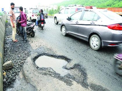 Victim of a passenger; Accident near Uran Ghat on Sion-Panvel Highway | खड्ड्याने घेतला प्रवाशाचा बळी; सायन-पनवेल महामार्गावरील उरण फाट्याजवळ अपघात