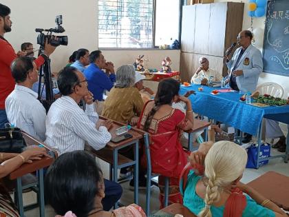 friends who met after 50 years had tears in their eyes relive the memories given by former students from the reunion | ५० वर्षांनी भेटलेल्या मित्र- मैत्रिणींचे डोळे पाणावले; स्नेहसंमेलनातुन माजी विद्यार्थ्यांनी दिला आठवणींना उजाळा !