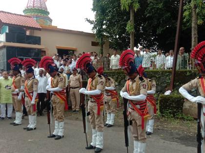 Chirner Jungle Satyagraha Remembrance Day in Simplicity; All the eight martyrs were saluted with 21 gun rounds | चिरनेर जंगल सत्याग्रहाचा स्मृतीदिन साधेपणाने; आठही हुतात्म्यांना २१ बंदुकीच्या फैरी झाडून मानवंदना