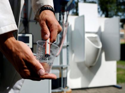 A 'briefcase' that makes pure water from human urine; The technology will be useful in Israel's manned spaceship | मानवी मूत्राचे शुद्ध पाणी बनविणारी ‘ब्रिफकेस’; ‘इस्राे’च्या मानवी ‘गगनयान’मध्ये उपयाेगी हाेईल तंत्रज्ञान