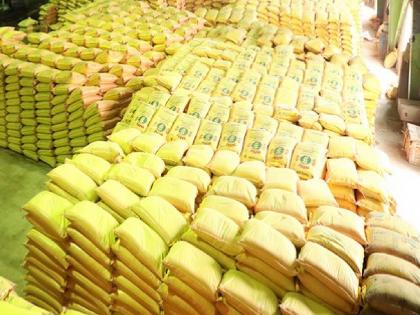 License of shop that sells urea at 1.5 times the price by storing it at home, looting farmers cancelled | घरात साठा करून युरियाची दिडपट दराने विक्री, शेतकऱ्यांची लूट करणाऱ्या दुकानाचा परवाना रद्द
