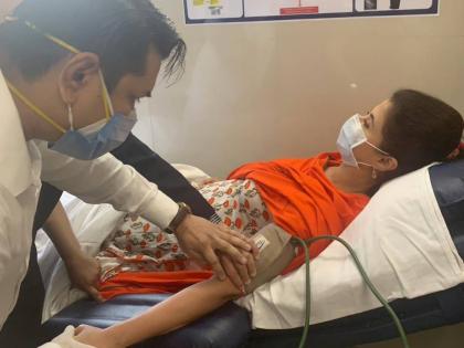 urmila matondkar blood donation in Shiv Sena camp | उर्मिला मातोंडकरांचा मुख्यमंत्र्यांच्या आवाहनाला प्रतिसाद; शिवसेनेच्या शिबिरात रक्तदान