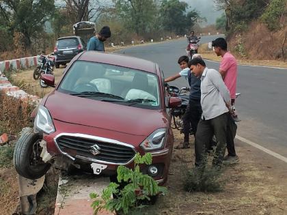 Car accident at Urul Ghat on Patan Umbraj route, Three injured | satara accident news: उरुल घाटात अपघात, ..अन् कार खोल दरीत कोसळताना वाचली; तिघे जखमी