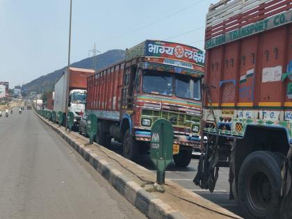 Congestion of vehicles at Urse toll booth on Pune-Mumbai highway due to holidays | सुट्ट्यांमुळे पुणे-मुंबई महामार्गावरील उर्से टोल नाक्यावर वाहनांची गर्दी