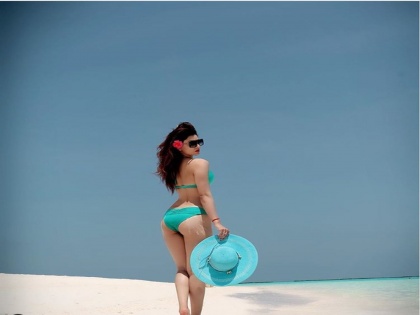 Urvashi Rautela Turns Bikini Babe, But Fans Troll her PSC | बॉलिवूडच्या अभिनेत्रीने शेअर केला बिकनीतील फोटो, फॅन्सने wow म्हणण्याऐवजी केले ट्रोल