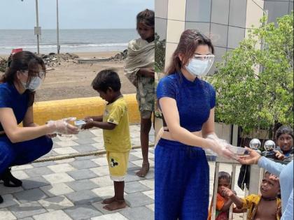 Urvashi Rautela Foundation comes forward to hep the needy people and animals as Cyclone has badly hit Mumbai and near by areas | कोरोना परिस्थितीत उर्वशी रौतेलाही मदतीसाठी उतरली मैदानात, गरजूंना करते अन्नदान