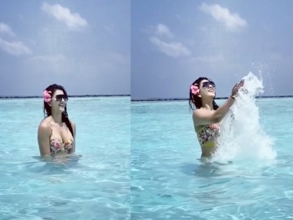 urvashi rautela beach video viral actress playing with water on internet Tjl | कोरोना व्हायरसच्या थैमानामध्ये उर्वशी रौतेलाचा चर्चेत आला हॉट व्हिडिओ