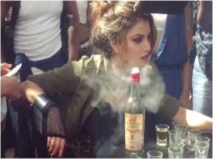 Urvashi Rautela Cigar Smoke Video Getting Viral On Social Media-SRJ | एका सिगारमुळे उर्वशी रौतेलाची झाली अशी अवस्था,मोठी चुक पडली असती महागात