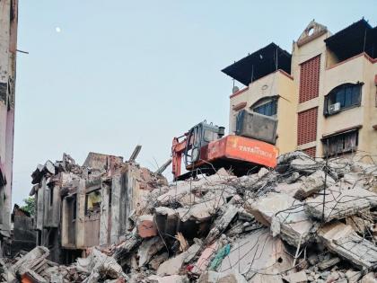 Thane: Part of a dangerous building collapsed on a neighboring house in Ulhasnagar, causing damage to the house | Thane: उल्हासनगरात धोकादायक इमारतीचा हिस्सा कोसळला शेजारील घरावर, घराचे नुकसान