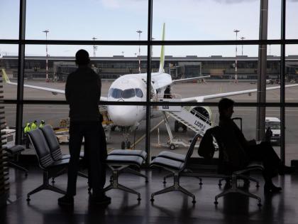 Double blow to Indian workers on vacation; Huge increase in airfares to America | सुट्टीवर आलेल्या भारतीय कामगारांना दुहेरी फटका; अमेरिकेसाठीच्या विमानभाड्यात प्रचंड वाढ Double blow to Indian workers on vacation; Huge increase in airfares to America | सुट्टीवर आलेल्या भारतीय कामगारांना दुहेरी फटका; अमेरिकेसाठीच्या विमानभाड्यात प्रचंड वाढ