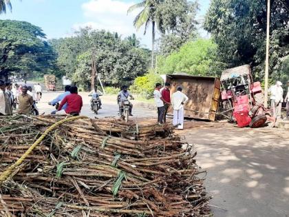 The front wheels of the cane filled tractor came off in Coparde kolhapur district | ऊसाने भरलेल्या ट्रँक्टरचे पुढचे चाक निखळले, सुदैवाने चालक बचावला