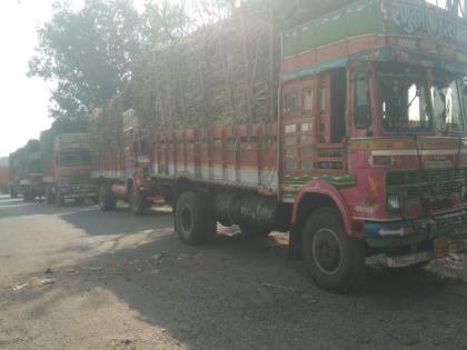 Swabhimani activists spent the night on the road, blocking sugarcane transport from Linganur Kapshi | स्वाभिमानीच्या कार्यकर्त्यांनी रस्त्यावरच घालविली रात्र, लिंगनुर-कापशीत ऊस वाहतूक धरली रोखून