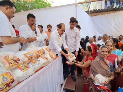 Ulhasnagar: Distribution of dal and sugar by Shiv Sena Shinde group | Ulhasnagar: शिवसेना शिंदे गटाकडून डाळ व साखरचे वाटप