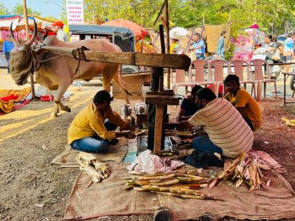 Sugarcane juice is available to those suffering from summer heat | उन्हाच्या काहिलीने त्रस्तांना मिळतोय उसाचा रसातून गारवा