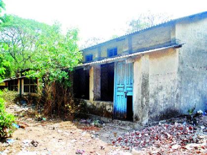  Warehouses built in Ulhasnagar, sanitary toilets; In the baroque lanes | उल्हासनगरात गोदामे बनली स्वच्छतागृहे; बराकीही भग्नावस्थेत