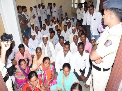 Farmers Fasting in the District Collectorate for the sugarcane bills | उसाच्या बिलासाठी शेतकऱ्यांचे जिल्हाधिकारी कार्यालयात उपोषण