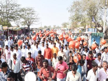 Villagers aggressor for water at Dhoki | ढोकीत पाण्यासाठी ग्रामस्थ आक्रमक; हंडे घेऊन केला रास्तारोको