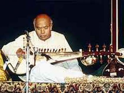 Sarod playing ... talking to the stars ... | सरोद वादन... तारकांचं संभाषण...