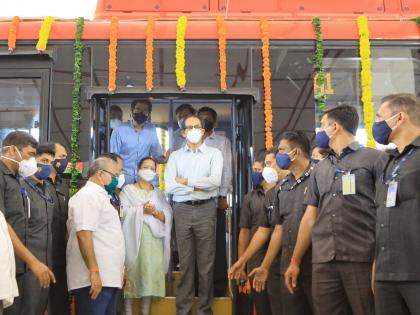 cm uddhav thackeray inaugurates electric buses on best anniversary | “देशाला कंडक्टरसारखा पंतप्रधान पाहिजे, जो सारखा म्हणेल...”: मुख्यमंत्री उद्धव ठाकरे