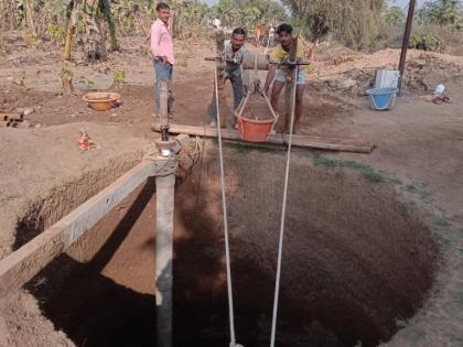 Different uses for farmers' water in the area along with Utkheda in Raver taluka | रावेर तालुक्यातील उटखेडासह परिसरात शेतकऱ्यांचे पाण्यासाठी वेगवेगळे प्रयोग