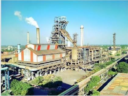 Lloyds-uttam Galva metallics steel plant Revenge on the Unemployed | लॉयडस्-उत्तम गलवाने बेरोजगारांवर उगवला सूड; कोट्यवधींची मलई ओरबडली