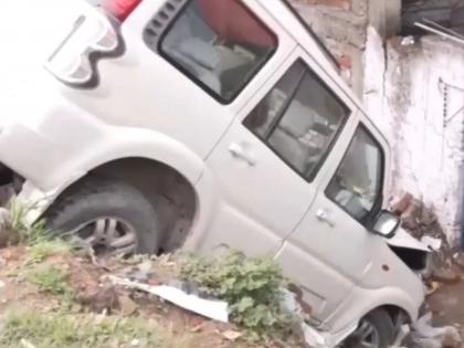 Uttar Pradesh Accident: Young and old, Scorpio is in good shape, the car left the road and drove straight into the house | तरुण-तरुणी तर्राट, स्कॉर्पियो सुसाट, रस्ता सोडून थेट घरात घुसली गाडी