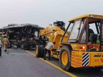 Fatal accident on Agra-Lucknow Express double-decker bus collides with milk tanker 18 people were killed | आग्रा-लखनौ एक्स्प्रेसवर भीषण अपघात, डबल डेकर बस दुधाच्या टँकरला धडकली; १८ जण ठार