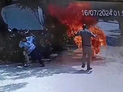 In front of the police station, the son burnt his mother alive with petrol, then made a video   | पोलीस ठाण्यासमोरच मुलाने आईला पेट्रोल टाकून जिवंत जाळले, मग बनवला व्हिडीओ  