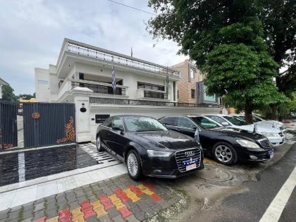 It was revealed that a fake embassy was being run in Uttar Pradesh | उत्तर प्रदेशवाले काय करतील याचा नेम नाही! बनावट दूतावास उभारले, ४४ लाखांसह राजनैतिक वाहने जप्त; नेमकं प्रकरण काय? It was revealed that a fake embassy was being run in Uttar Pradesh | उत्तर प्रदेशवाले काय करतील याचा नेम नाही! बनावट दूतावास उभारले, ४४ लाखांसह राजनैतिक वाहने जप्त; नेमकं प्रकरण काय?